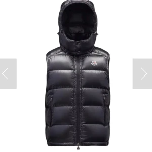 Moncler väst - Intresse koll på min Moncler väst. Endast använd 2 gånger och taggar och allt finns kvar. Går att skanna. Storlek 1 vilket motsvarar s. Köpt för 10 000kr, hör av er vid frågor. Är öppen för bud 