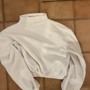 Vit fluffig tröja - Materialet är tunt men lite fluffigt