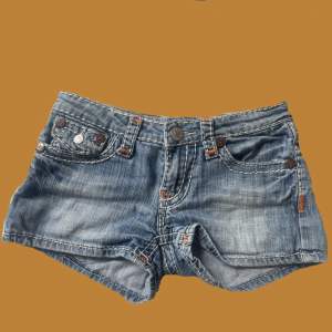 Snygga och trendiga True Religion shorts i bra skick.  Lågmidjade i storlek 27 men skulle säga att dom är lite små i storleken. 