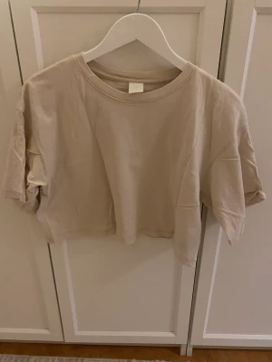 Croppad tshirt - Beige croppad tshirt.