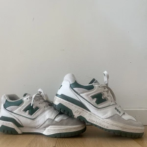 New balance 550s - Säljer mina gröna new balance skor! Inga som helst skador, köpta i USA för några månader sen för 250 dollar. Köparen står för frakten:)