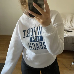 vit hoodie - Vit hoodie med tryck fram🤍 Storleken står inte men skulle säga att det är XS/S! Kontakta mig om du har några frågor🫶🏼