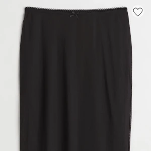 Midikjol från H&M - Svart kjol i mesh från H&M, strl. XS. 