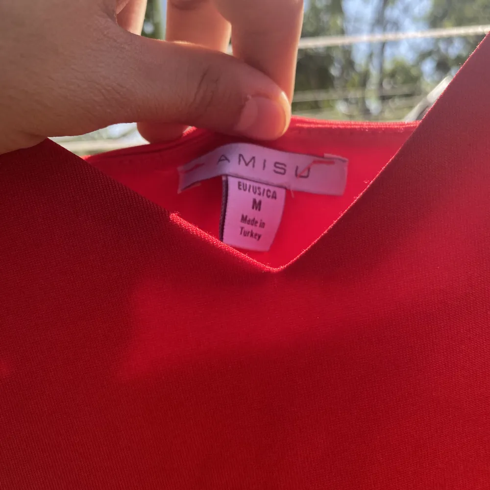 Detta röda set innehåller röda flare byxor i storlek S och ett rött kort linne i storlek M, båda plaggen är i bra skick och har endast använts ett fåtal gånger.. Toppar.