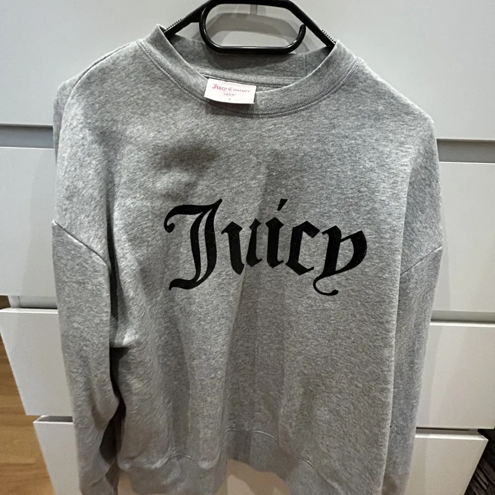 Adidaströja strl M, 50 kr Gul tröja från Nelly strl M 20 kr  Juicy tröja strl S, 100kr  ALDRIG ANVÄNDA. Hoodies.