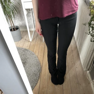 H&M kostymbyxor  - Säljer mina kostymbyxor från hm som är jätte stretchiga och lågmidjade. Fråga efter fler bilder! 