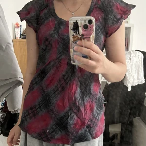 röd och svart rutig blus från dkny - röd och svart rutig blus från dkny (köpt secondhand) ! tröjan saknar en knapp på baksidan (se sista bilden) men utöver det finns inga defekter ! skriv till mig för fler bilder eller övriga frågor <3 