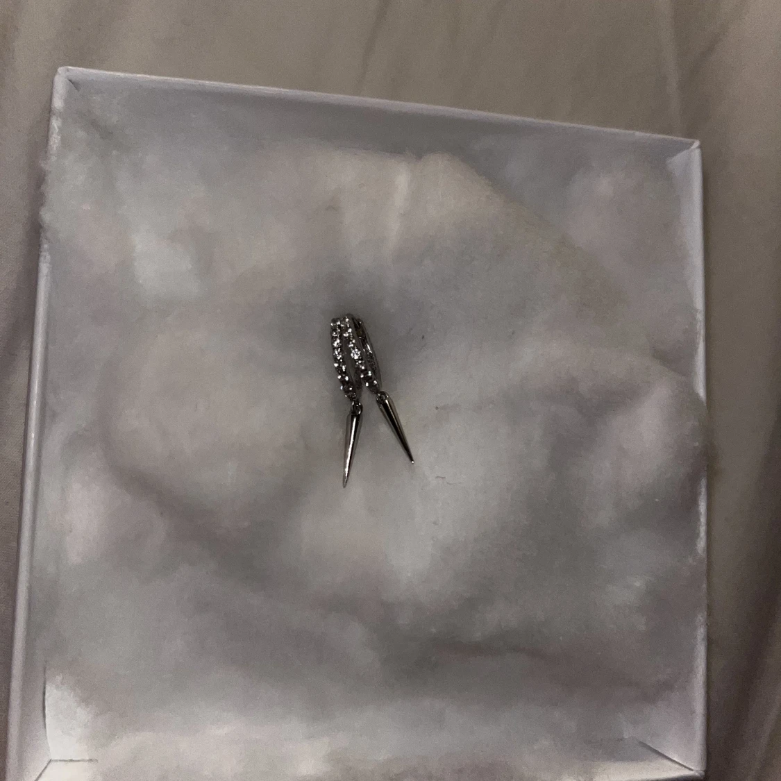 äkta silver örhängen med nitar - 90