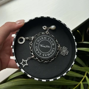 Thomas sabo berlock armband  - Thomas sabo berlock armband med 3 hängen. Allt är i sterling silver. 