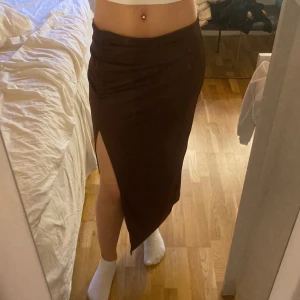 Kjol - Säljer den här sjukt snygga kjolen från ginatricot som inte kommer till någon användning, den är som ny skick då jag knappast användt den. Den passa mig som burkar ha s i vanliga fall men den är väldigt stretchig. Skriv för fler frågor osv💕💕