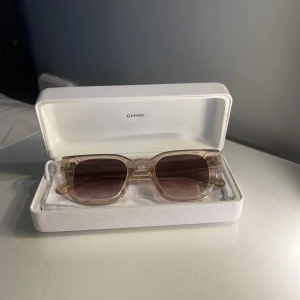 Chimi 04 Ecru - Säljer nu mina chimi solglasögon i 04 ecru då dem inte kommer till andvönding längre. Dem är köpta på chimis hemsida för 1250 förra sommaren. Dem är i väldigt bra skick 