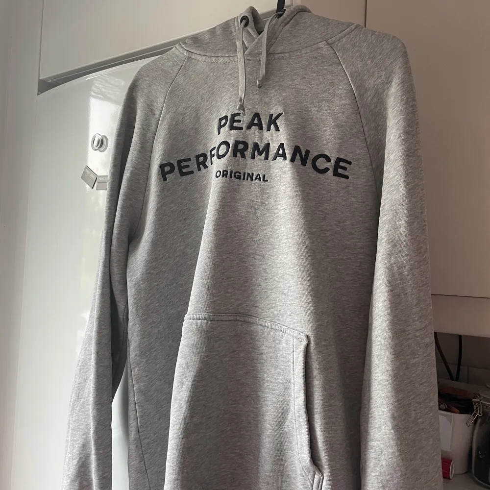 Säljer denna ursnygga hoodie från Peak Performance då den aldrig kommer till användning längre! Säljs inte längre med detta tryck, men nypris är ca. 1300🩷Jättefint skick, hör av dig vid frågor eller fler bilder!🥰🩷🌸. Hoodies.