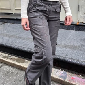 Cargo byxa - Säljer denna trendiga cargo byxan från brandy Melville. Finns i super bra skick och har använt bara fåtal gånger 