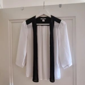 Skjorta - Jätteskön skjorta. Den är superlätt och har en pliserad svart framsida med knappar. Älskar den, vet bara inte hur jag ska matcha den