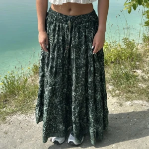 Design by si kjol - Jättefin kjol som är helt slutsåld och troligen inte kommer in igen. Kan även tänka mig byta mot en annan färg  Skriv privat för egna bilder💕 400+frakt 