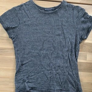 svartvit mönstrad topp - Fin mönstrad topp från Brandy Mellville, köptes på Plick för ca ett år sedan. Kom privat vid frågor 💗