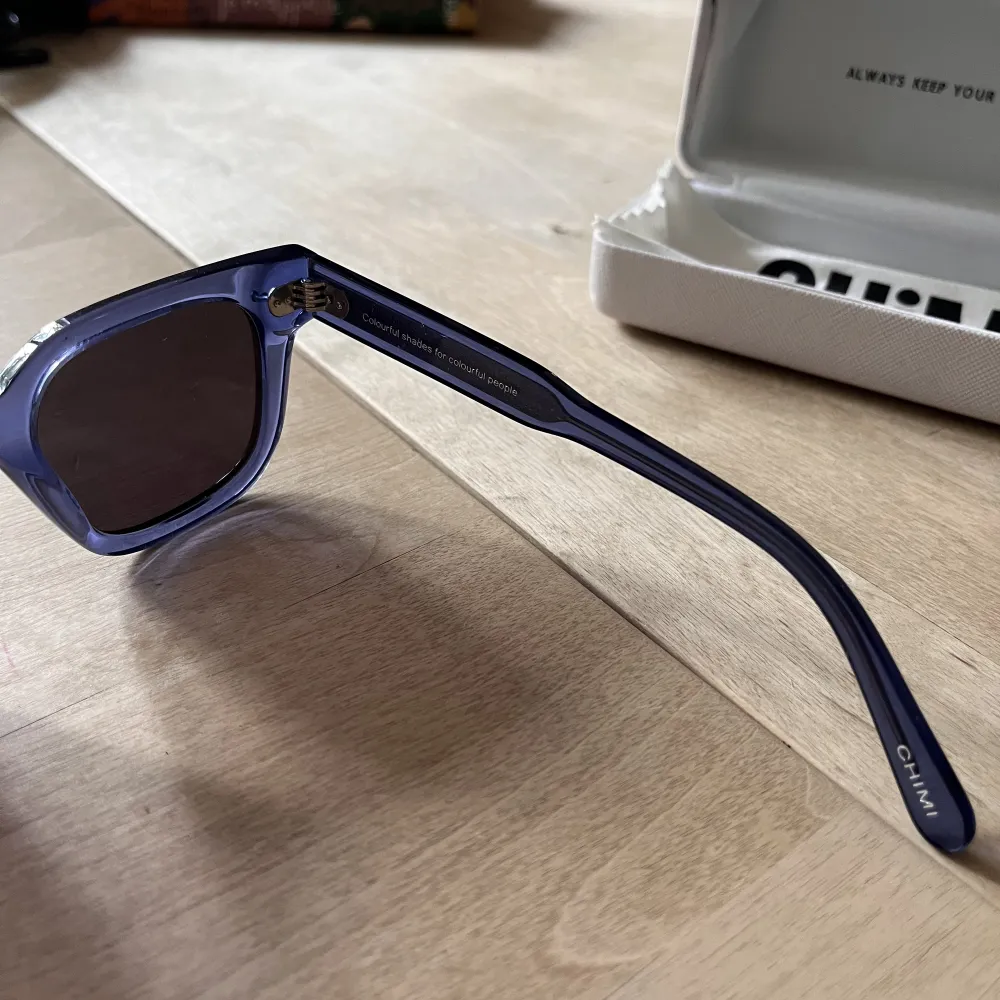 Säljer dessa chimi solglasögon i världens härligaste blåa färg. På chimis hemsida så heter färgen Acai! Glasögonen är i modellen 04 och har vanliga mörka glas. Knappt andvända och inga synliga repor finns! . Accessoarer.