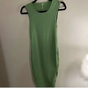 En lång och grön klänning i mycket fint skick! 💚