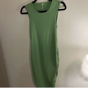 Lång grön klänning - En lång och grön klänning i mycket fint skick! 💚