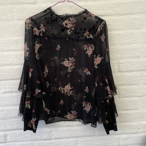 Blus - Söt blus med volanger och sammetsdetaljer