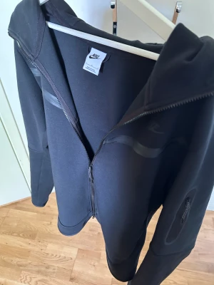 Nike tech fleece - Svart Nike tech fleece i bra skick. Storlek L o skick 9/10. Bara att hör av sig vid frågor o vid behov av fler bilder.