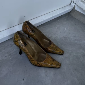 Vintage klackskor heels highheels pumps klackar sneakers snakeprint ormskinn krokodil sommarskor  - Supersöta vintage klackskor, upplevs som en strl: 38. 