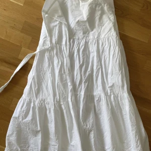 Vit maxikjol  - Vit långkjol från Lindex, storlek XS. Oanvänd.  200 kr