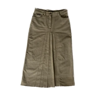 Lång jeanskjol - Snygg lång beigefärgad jeanskjol med snygga detaljer längst fram. Storlek 36, lite liten på mig (38). Köpt secondhand 