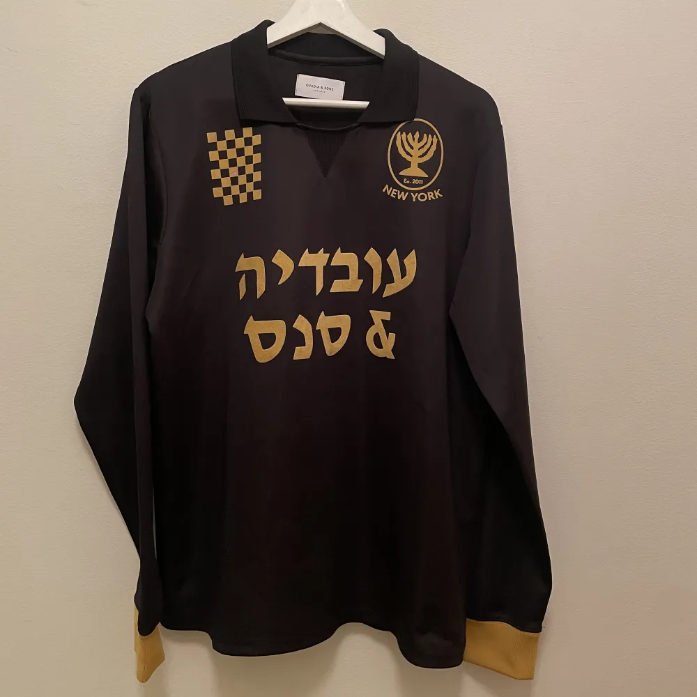Hebreisk fotbollströja med plysch print. Helt ny. Använd 1 gång.. Hoodies.