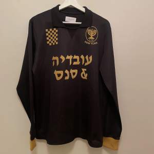 Hebreisk fotbollströja med plysch print. Helt ny. Använd 1 gång.