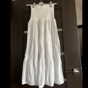Lång kjol - Vit jättesöt långkjol, mudden öpptill den är Stretchsig och passar många storlekar. Kjolen är i st S men skulle säga att den passar allt mellan XS-L. Jag brukar vika ned mudden när jag har på mig den💗💗
