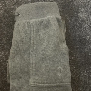 Juicy Couture🩶 - Juicy Couture byxor i jättefint skick använda ett fåtal gånger men används då inte längre, priset kan diskuteras!