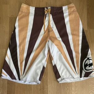 BILLABONG BADBYXOR - Säljer dessa billabong badbyxor/shorts då de är för stora. Inte använda av mig och är i superfint skick! 