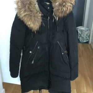 Cedrico jacka  - Säljer min jättefina cedrico jacka i strlk m som även passar som s. Använd 2 vintrar men i gott skick. 