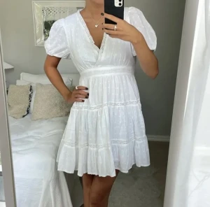 Zara klänning - Säljer denna fina klänning från Zara i storlek S!🤍🤍Aldrig använd så i mycket fint skick! (Lånade bilder). 