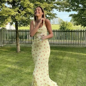 Sommarklänning  - Jättefin och skön klänning som är perfekt för sommaren!! Jätteskön material och allmänt fin❤️