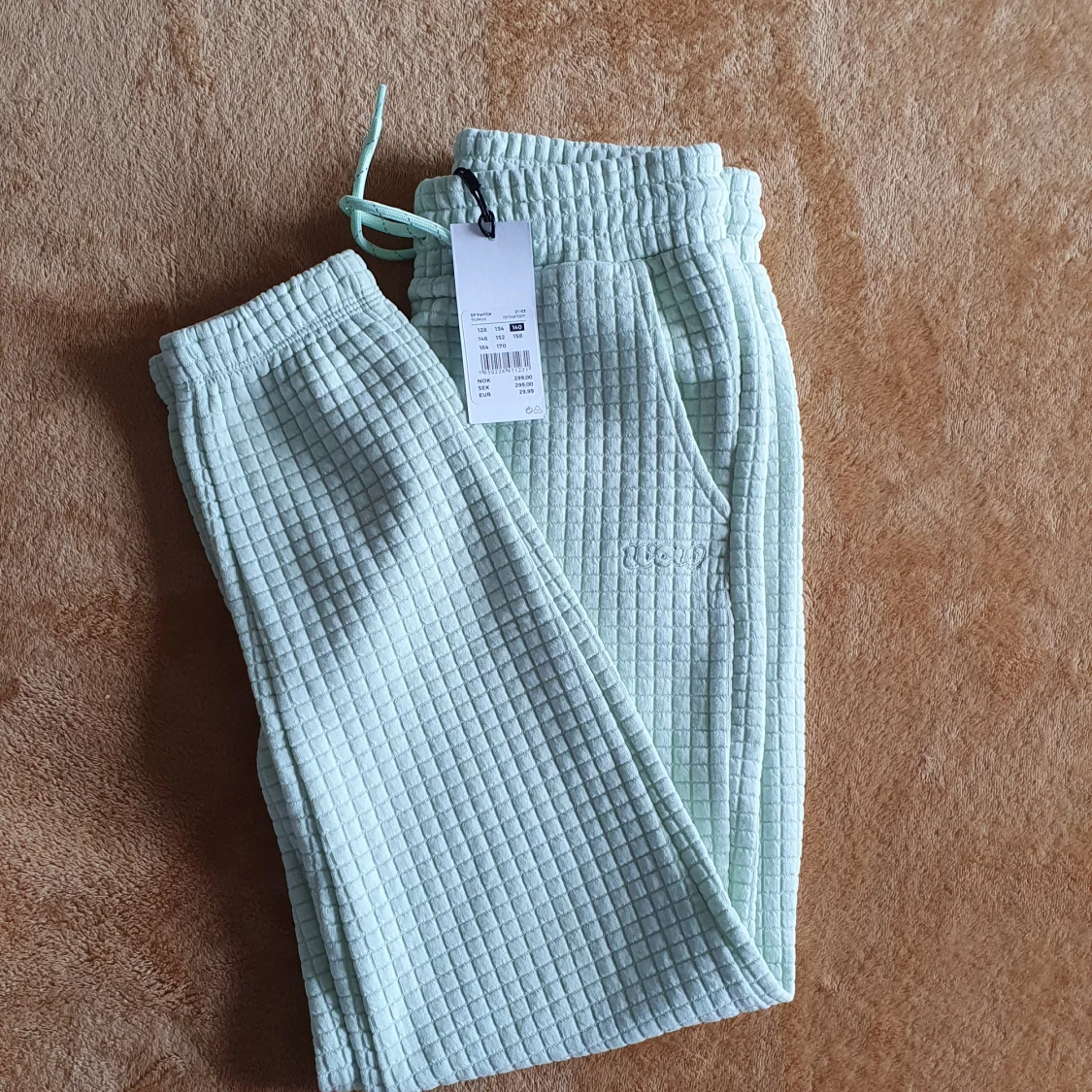 fina gröna byxor för 75kr original pris 299kr