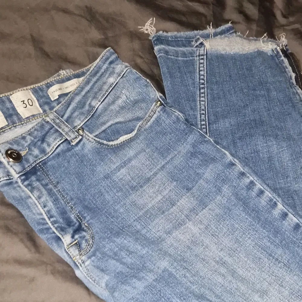Coola ribbade Jeans i bra skick.  Mid rise & zip skinny fit. Storlek 30 och stretchar bra. Från märket PIESZAK - Tailor denim. 94% bomull, 4% polyester, 2% elastine. . Jeans & Byxor.