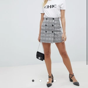 Helt ny rutig minikjol - Ny och oanvänd dubbelbröstad minikjol med tagg kvar. Köpt på Asos och säljer pga aldrig kommit till användning. Nypris 400:- 🤍