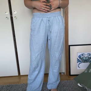 Linnebyxor  - Fina linnebyxor från zara. Går att ha lågmidjade men även högmidjade om man viker upp kanten. Köpta nyligen.