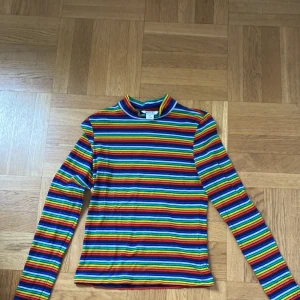 Färgglad top från Monki - Långärmad topp med hög krage från Monki I gott skick Storlek: XS