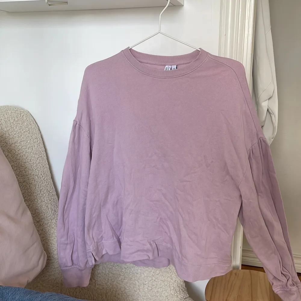 En superfin lila sweatshirt från &otherstories💜. Tröjor & Koftor.