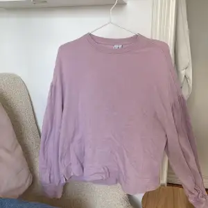 En superfin lila sweatshirt från &otherstories💜