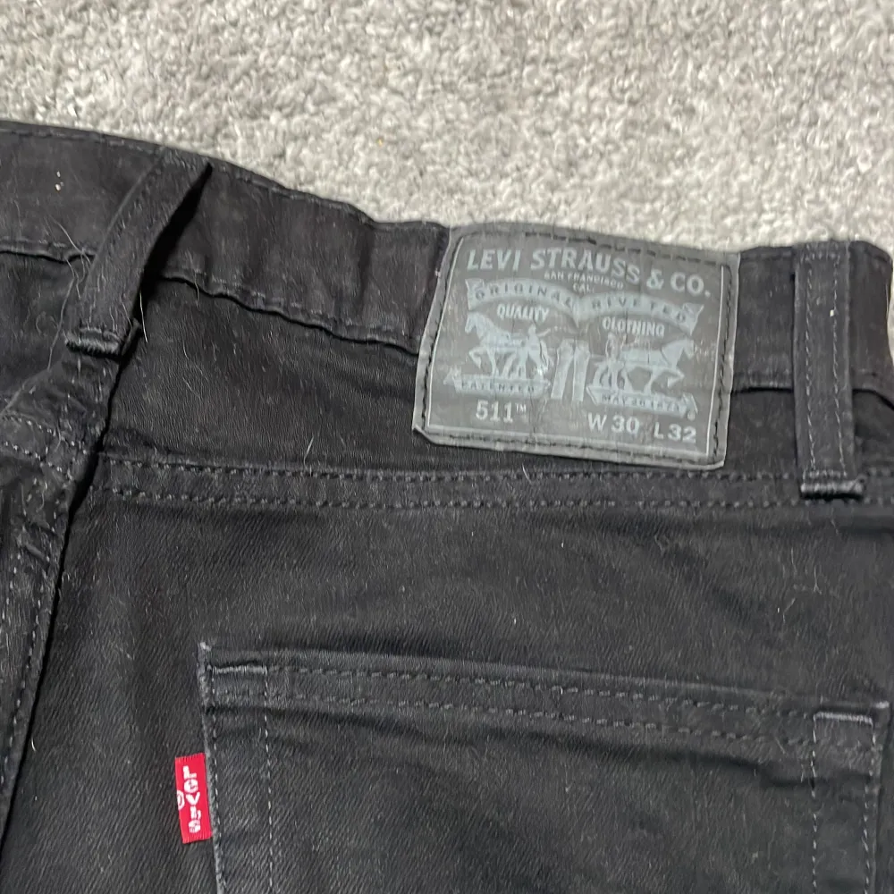 Levis jeans 511 storlek W30 L32 svarta. Använda 2 gånger. Köparen står för frakten. Katt finns i hemmet. . Jeans & Byxor.