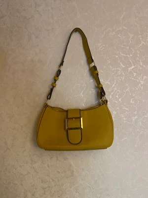 Axelväska  - Axelväska med unik färg. Aldrig använt eftersom att den inte passade mig riktigt. Köparen står för frakten och jag står inte för fraktens slarv 