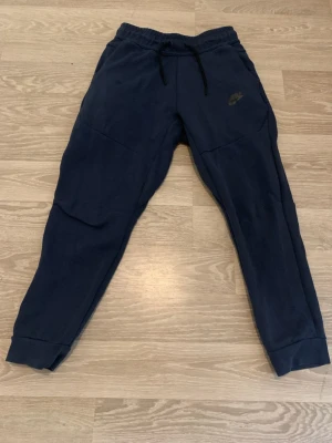 Nike Tech byxa  - Nine tech byxa stl 147-158 väldigt lite använda