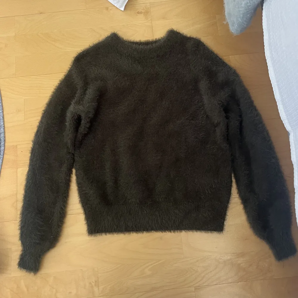 Mörkgrön stickad långärmad tröja från Cubus. Gosigt material och inte använd en endaste gång. Är i storlek 11-12 år men passar mig som är 15 och har storlek xs i det mesta. Köparen står för frakt:)). Stickat.