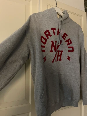 Northern Hooligans hoodie - Hej! Säljer denna fina hoodie då den inte används längre, fint skick!