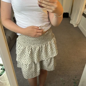 Kjol  - Säljer denna super söta kjolen från Seaside den är nästan aldrig använd och som ny🤍säljer pga att den inte kommer till användning längre💗