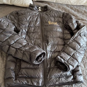 EA7 jacka   - Säljer pga av ej användning 